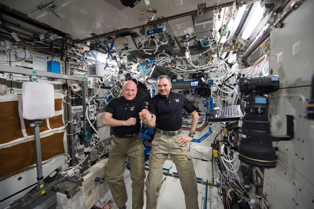 지난 2016년 1월 ISS에서 300일째를 맞아 기념촬영을 한 우주인 스콧 켈리(왼쪽) 