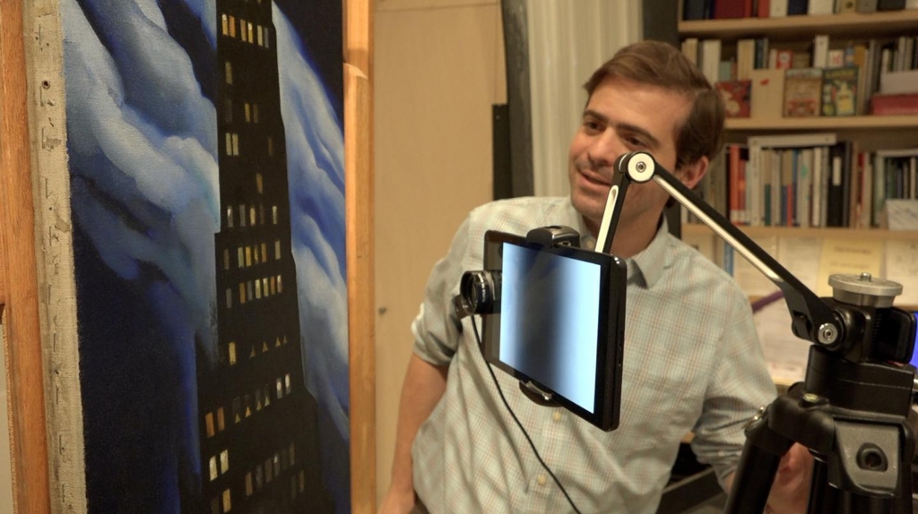 오키프 작품 '리츠 타워'의 표면을 휴대용 장치로 측정 중이다. 