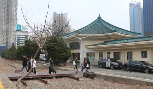 역사 뒤편 철길 흔적 건너는 마을 입구