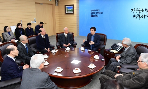서철모 화성시장과 면담 중인 일본 기독교인들