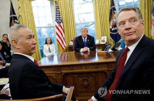 트럼프 대통령, 중국 협상단 류허 부총리(왼쪽) 면담