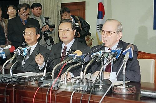 회견하는 임창렬 경제부총리와 캉드쉬 총재