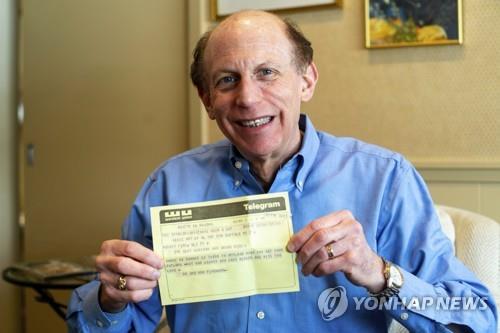 50년 만에 대학 졸업 축하 전보를 받은 로버트 핑크 교수.