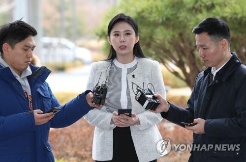'장자연 사건' 유일한 목격자 윤지오 검찰출석 (서울=연합뉴스) 김주성 기자 = '장자연 사건'의 유일한 목격자로 알려진 고인의 동료배우 윤지오씨가 12일 오후 서울동부지검에 설치된 대검찰청 검찰 과거사 진상조사단에 참고인 자격으로 출석해 취재진의 질문에 답하고 있다. 2019.3.12 utzza@yna.co.kr(끝)