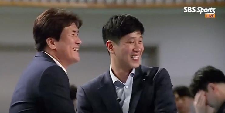 경기 후 김종민 감독(오른쪽)과 차상현 감독의 악수