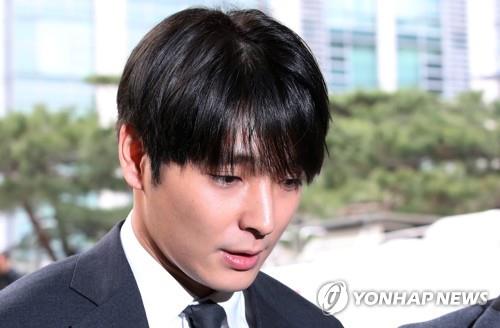 최종훈 "'경찰총장'과 관계없다"…21시간 조사받고 귀가 - 1