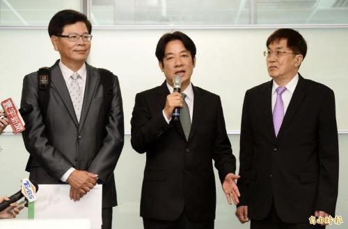 민진당 경선 참가 성명 발표하는 라이칭더 전 행정원장(가운데)