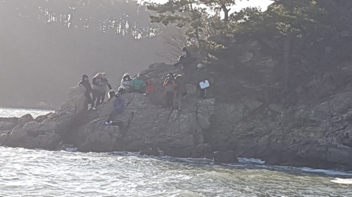 구조를 기다리는 낚시객