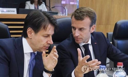 주세페 콘테 이탈리아 총리(왼쪽)와 에마뉘엘 마크롱 프랑스 대통령 [EPA=연합뉴스] 