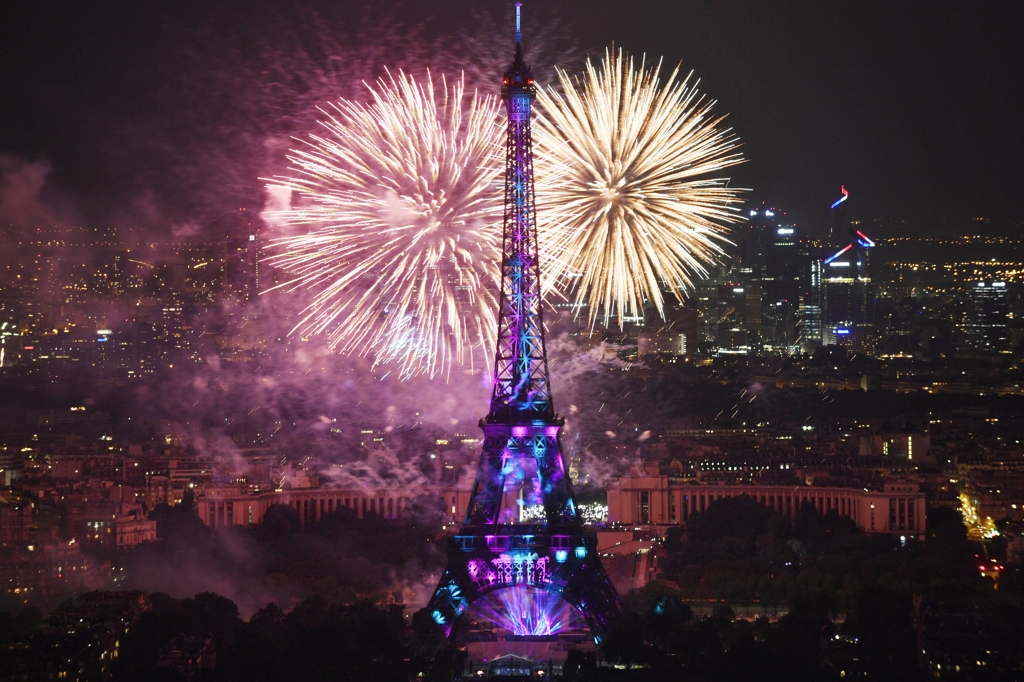 (파리 EPA=연합뉴스) 2018년 7월 14일 프랑스 혁명 기념일 에펠탑 주변 불꽃놀이