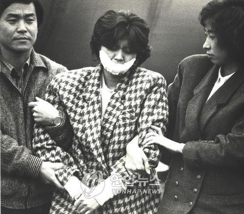87년 김포공항에서 압송되는 김현희