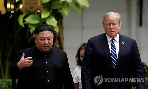 "트럼프, 하노이서 김정은에 문서로 '핵무기 美에 넘겨라'"