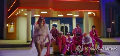 방탄소년단 새앨범 타이틀곡 '작은 것들을 위한 시' 뮤비 한장면