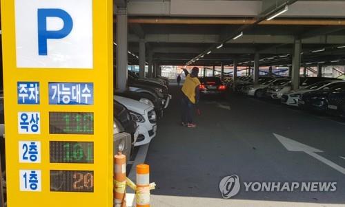 강원 산불 여파로 한산한 관광지 주차장