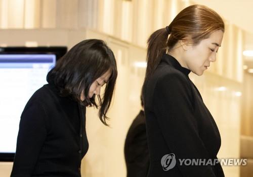 입관 후 빈소로 향하는 조현아-조현민