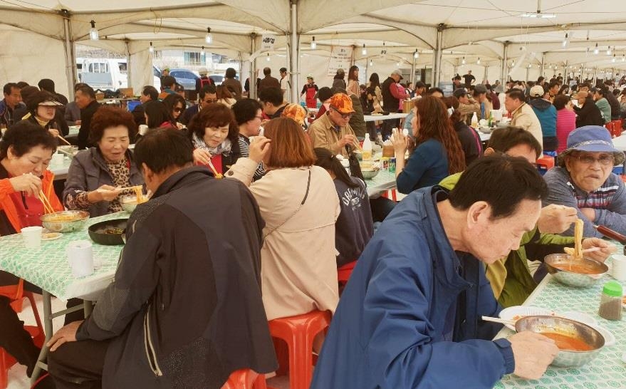 생선국수 맛보는 관광객들