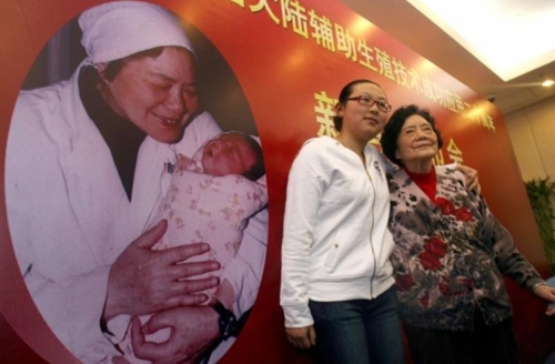 지난 2월 자신의 출산 당시 의사(우)와 기념 촬영한 정멍주(좌)씨