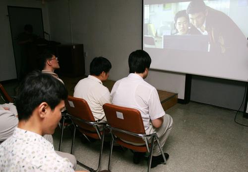 소리로 영화 보는 시각장애인