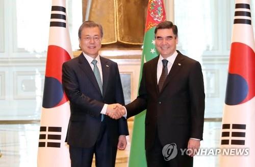 문 대통령, 투르크메니스탄 대통령과 악수