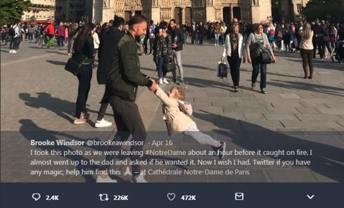 '트위터, 마법을 부려 그 남자가 이걸 보게 도와주렴' 지난 15일 브룩 윈저가 프랑스 파리 노트르담 대성당 앞에서 찍은 부녀의 모습. 사진은 이틀여만에 20만번 이상 공유되고 40만여건의 '좋아요'를 받았다 / 이하 브룩 윈저 트위터 캡처