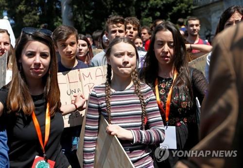 스웨덴의 젊은 환경운동가인 그레타 툰베리(가운데)가 19일 이탈리아 로마에서 열린 청소년 시위에 동참해 기후변화에 대한 대응책 마련을 기성세대에 촉구했다. [로이터=연합뉴스] 