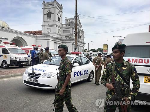 콜롬보의 '부활절 테러' 현장을 통제하는 스리랑카 군인들. [AP=연합뉴스]