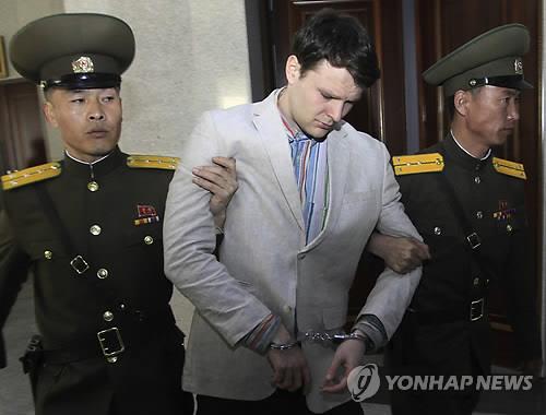 (평양 AP=연합뉴스) 2017년 6월 13일 석방 직후 숨진 미국 대학생 오토 웜비어가 북한 억류 당시인 2016년 3월 16일 평양 소재 최고 법원에 수갑을 찬 채 호송되는 모습.