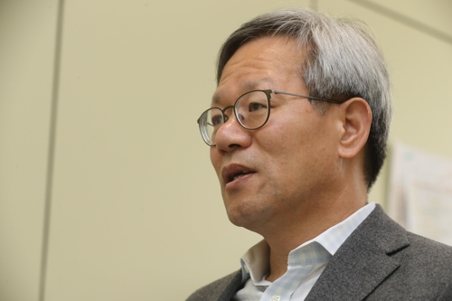 인터뷰하는 김유찬 한국조세재정연구원장