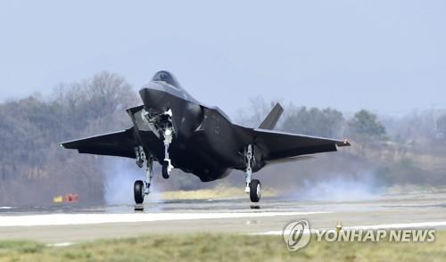 한국이 도입한 F-35A가 지난 3월 29일 청주 공군기지에 착륙하고 있다.