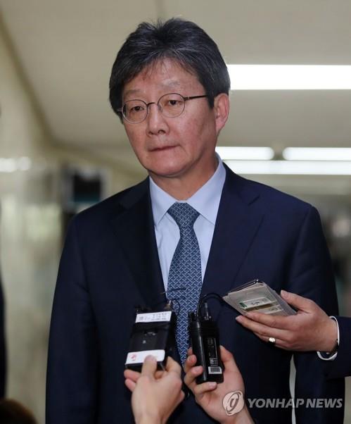 의원총회 마치고 질문 답하는 유승민 (서울=연합뉴스) 김인철 기자 = 바른미래당 유승민 의원이 8일 오후 여의도 국회 본청에서 열린 제57차 의원총회를 마치고 나와 취재진 질문에 답하고 있다. 2019.5.8 yatoya@yna.co.kr(끝)