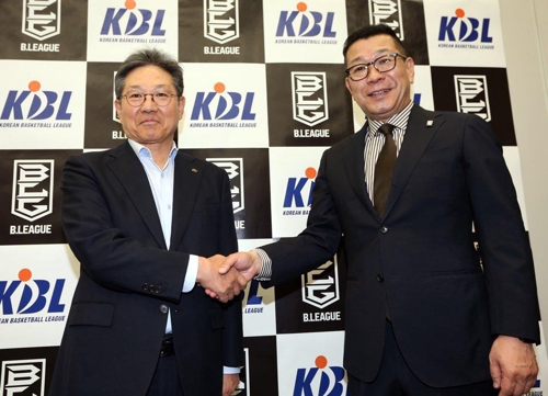 이정대 KBL 총재(왼쪽)와 오오카와 일본 B-리그 총재.