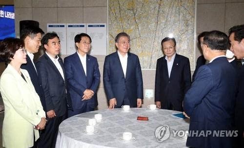 국가재정전략회의 전 대화하는 문 대통령