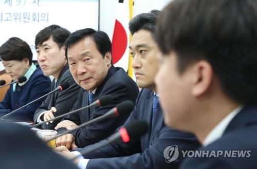이준석 바라보는 손학규 대표 (서울=연합뉴스) 김주형 기자 = 바른미래당 손학규 대표(왼쪽 세 번째)가 17일 오전 국회에서 열린 최고위원회의에서 발언하는 이준석 최고위원(오른쪽)을 바라보고 있다. 2019.5.17 kjhpress@yna.co.kr(끝)