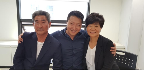 친모와 상봉한 데이비드 에코비숑 씨(가운데)