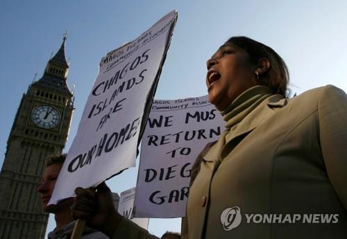 "고향으로 보내달라"…차고스제도 귀환 요구 시위 중인 섬 주민들