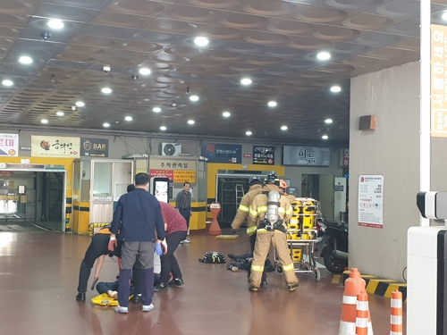 주차타워 이산화탄소 유출로 쓰러진 작업자들