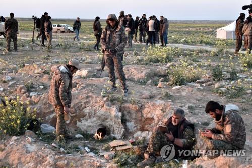 IS 최후 점령지인 바구즈 주변 경계 서는 시리아민주군