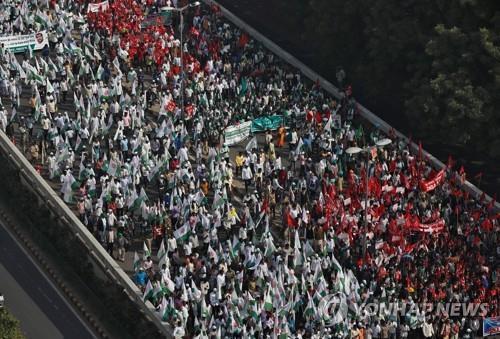 2018년 11월 30일 인도 수도 뉴델리 시내에서 의사당을 향해 행진하는 농민 시위 행렬. [로이터=연합뉴스] 