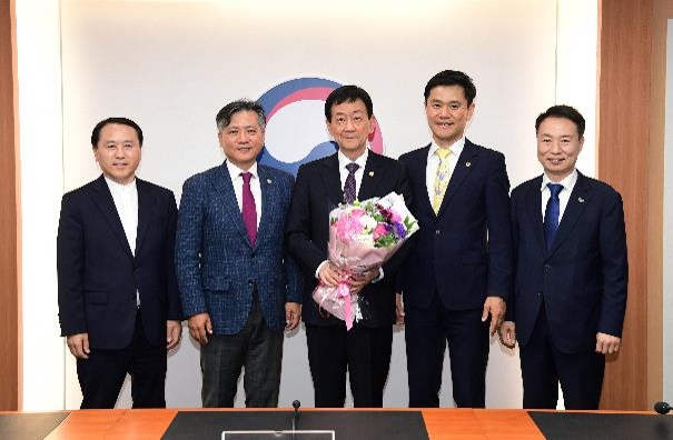 진영(가운데) 행정안전부 장관과 신원철(왼쪽 두 번째) 서울시의회 의장