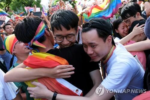 동성 결혼 특별법 통과에 환호하는 대만 시민들