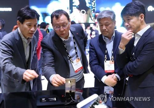 화웨이 휴대전화 살펴보는 조성진 부회장