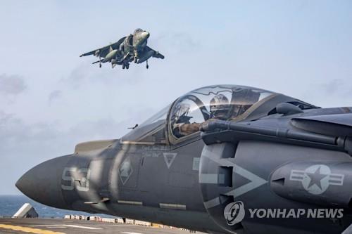 걸프 해역의 항공모함에서 훈련 중인 미군