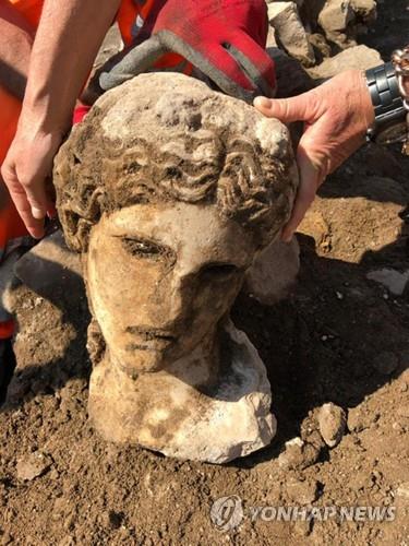 24일 이탈리아 로마 한복판에서 발굴된 옛 로마제국 시대의 여신 두상 [EPA=연합뉴스] 