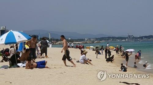 "덥다 더워" 동해안 해변 북적