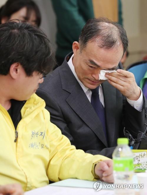 눈물 흘리는 문무일 검찰총장