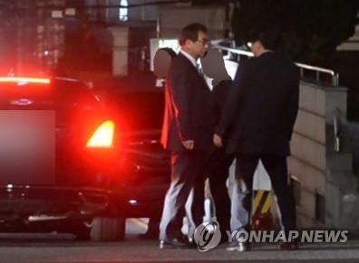 헤어지기 전 대화하는 서훈과 양정철
