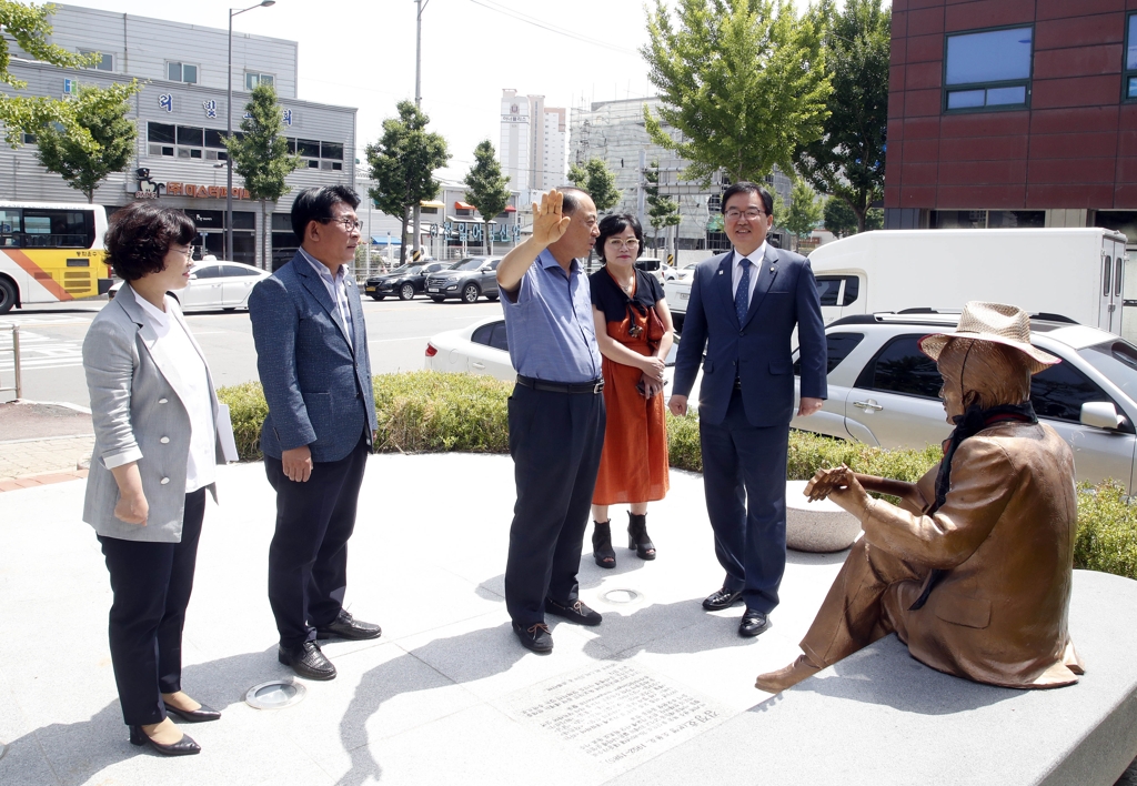 김정호 동산 방문한 문인 광주 북구청장