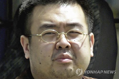 2001년 5월4일 일본 나리타 공항에서 사진 기자의 카메라에 포착된 김정남