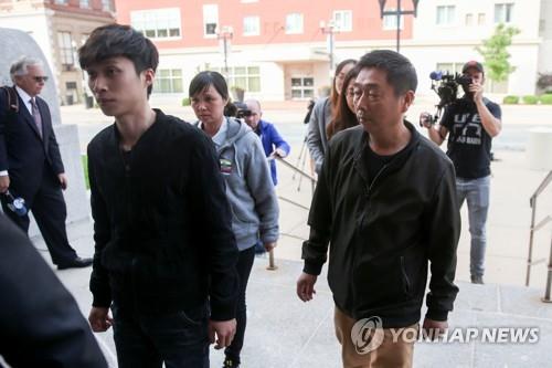 재판 참관을 위해 미국 일리노이 주 피오리아 연방법원으로 들어서는 장씨 가족들.