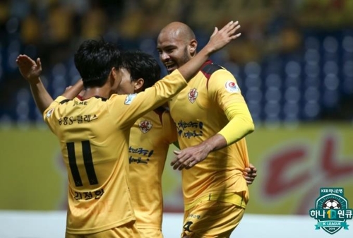 골세리머니를 펼치는 광주FC 펠리페(맨오른쪽)
